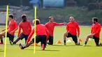 Sejumlah pemain MU berbincang saat melakukan latihan di Manchester United Training Ground, Inggris, (14/9). Manchester United akan bertanding pada laga perdana di Liga Europa melawan tim asal Belanda Feyenoord. (Reuters/Ed Sykes)