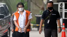 Mantan Kadis Pengelolaan Keuangan dan Aset Daerah (DPKAD) Kota Bandung, Herry Nurhayat tiba untuk sidang dakwaan secara online di Gedung KPK, Jakarta, Senin (15/6/2020). Herry merupakan tersangka kasus suap pengadaan tanah untuk RTH di Pemkot Bandung tahun 2012 dan 2013. (merdeka.com/Dwi Narwoko)