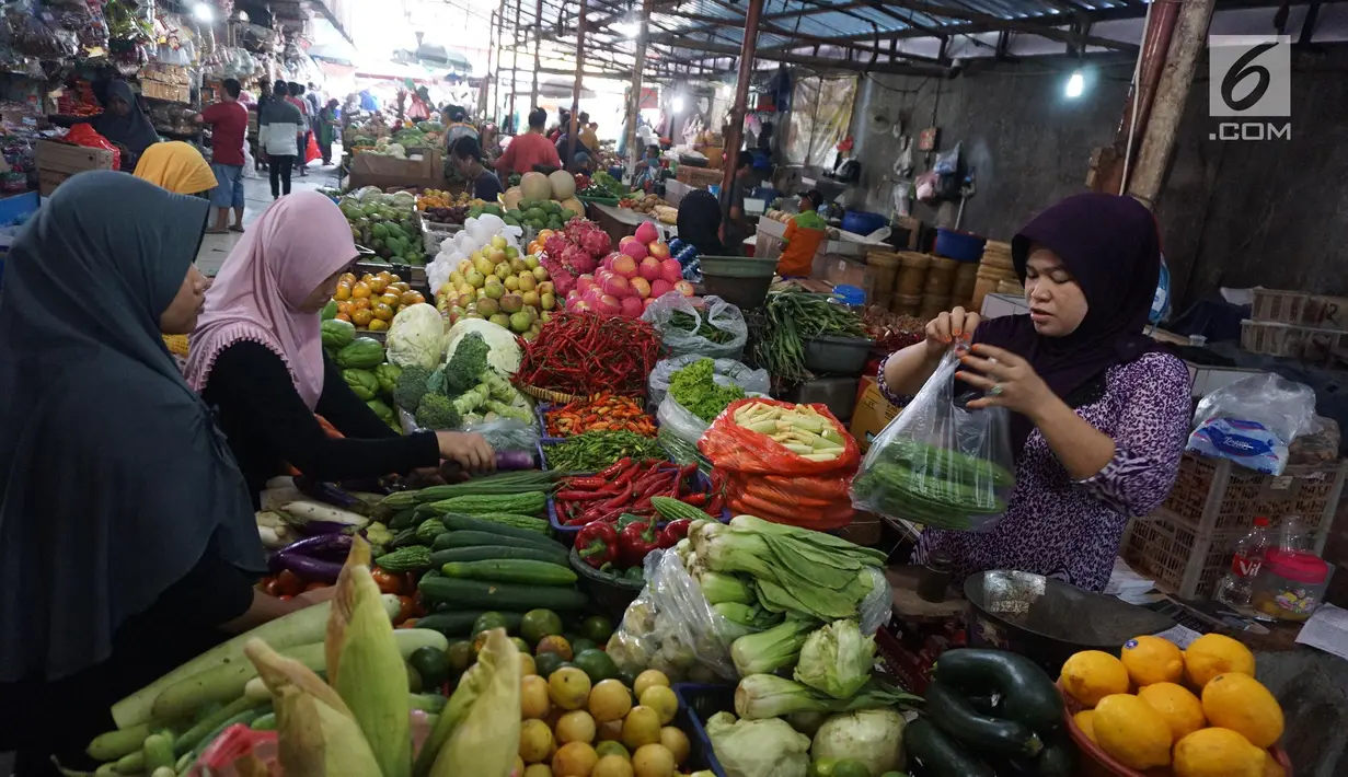 Pedagang melayani pembeli di Pasar Kebayoran, Jakarta, Selasa (1/10/2019). Badan Pusat Statistik (BPS) mencatat Indeks Harga Konsumen pada September 2019 mengalami deflasi sebesar 0,27 persen. Posisi ini lebih rendah dari deflasi Agustus 2019 sebesar 0,68%. (Liputan6.com/Angga Yuniar)