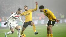 Gelandang Manchester United asal Brasil Antony berebut bola dengan penyerang Wolverhampton Wanderers asal Brasil Matheus Cunha (tengah) dan bek Wolverhampton Wanderers asal Prancis Rayan Ait-Nouri (kanan) selama pertandingan sepak bola Liga Primer Inggris antara Wolverhampton Wanderers dan Manchester United di stadion Molineux/ HENRY NICHOLLS / AFP