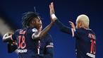Trio striker Paris Saint-Germain, Moise Kean (kiri), Kylian Mbappe (tengah) dan Neymar, merayakan gol kedua yang dicetak Moise Kean dalam laga lanjutan Liga Prancis 2020/21 melawan Bordeaux di Parc de Princes Stadium, Sabtu (28/11/2020). PSG dan Bordeaux bermain imbang 2-2. (AFP/Franck Fife).
