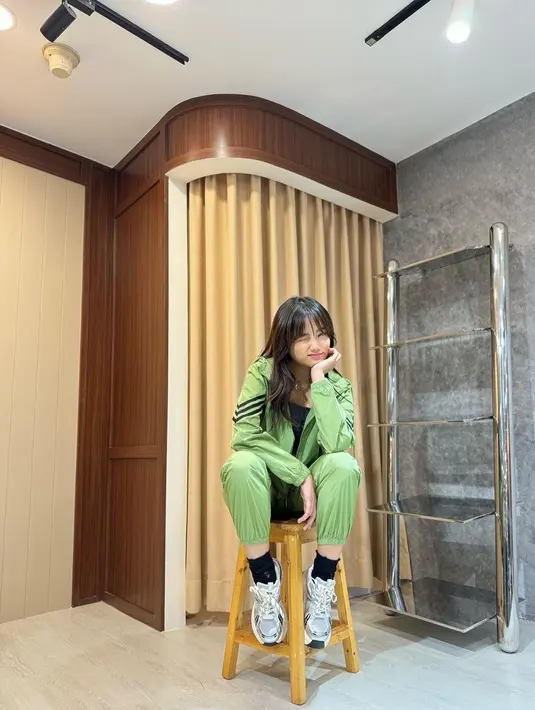 Bagian rambut, Fuji memilih sengaja menggerainya. Agar terlihat semakin memukau