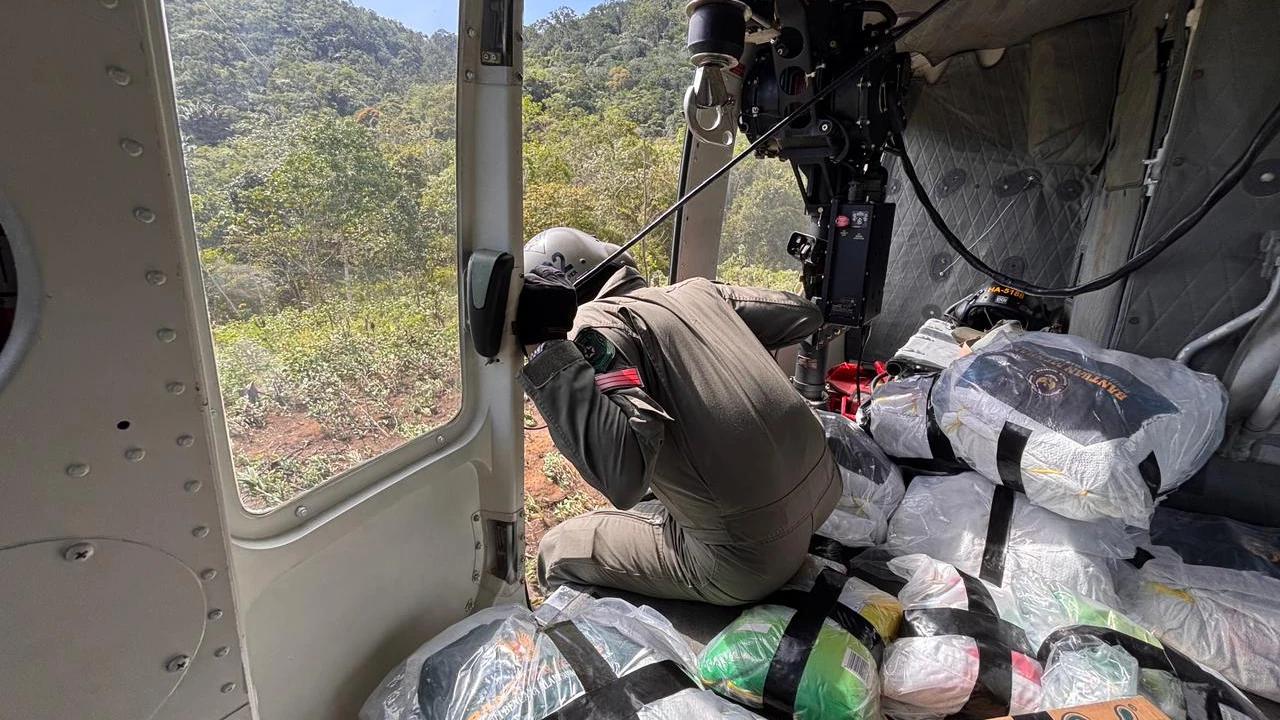 Gunakan Helikopter Bell M-412, Satgas Kodam I/BB Airdrop Bantuan Kasad ke Desa Terisolir di Tapanuli Utara