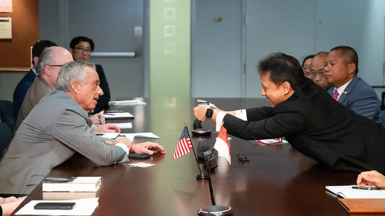 Menteri Kesehatan RI Budi Gunadi Sadikin bertemu dengan Menteri Kesehatan Amerika Serikat Robert F. Kennedy Jr. (Foto Kemenkes RI)