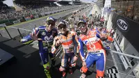 Ekspresi Marc Marquez, Valentino Rossi, dan Danilo Petrucci di podium MotoGP Prancis, Minggu (20/5/2018). (Twitter/MotoGP)