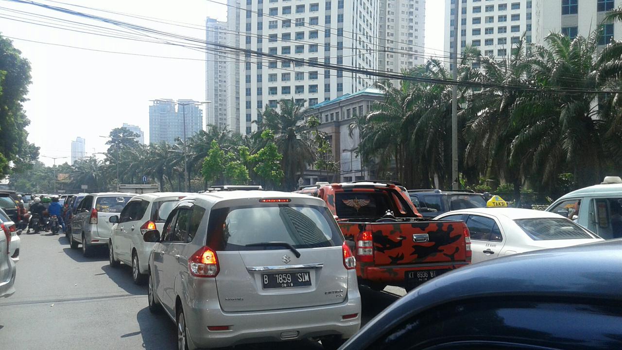 TPU Karet Bivak Diserbu Peziarah, Kuningan-Tanah Abang Macet 1 Km