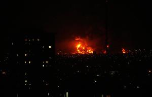 Api membubung dari fasilitas penyimpanan minyak di selatan Teheran setelah serangan Israel menghantam ibu kota Iran pada Sabtu (7/3/2026). (Dok. AP/Vahid Salemi)