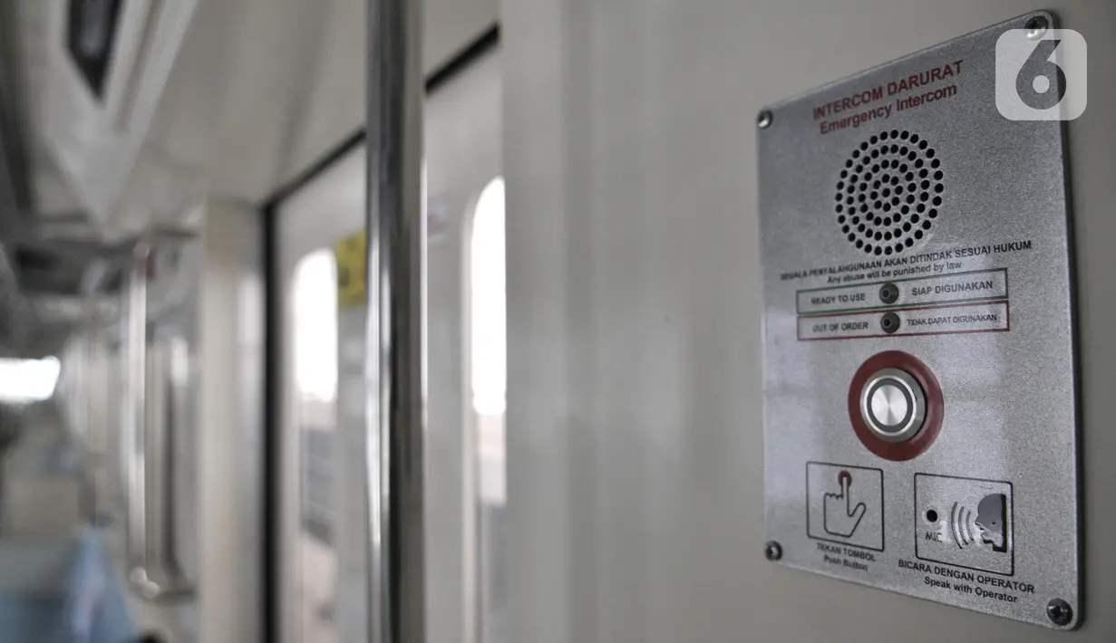 Tombol sistem keamanan yang terpasang di tiap pintu keluar kereta LRT Jabodebek di Stasiun Harjamukti, Depok, Jawa Barat (13/10/2019). Rangkaian kereta LRT Jabodebek diproduksi oleh PT INKA di Madiun dengan komponen 60 persen buatan dalam negeri. (merdeka.com/Iqbal S. Nugroho)