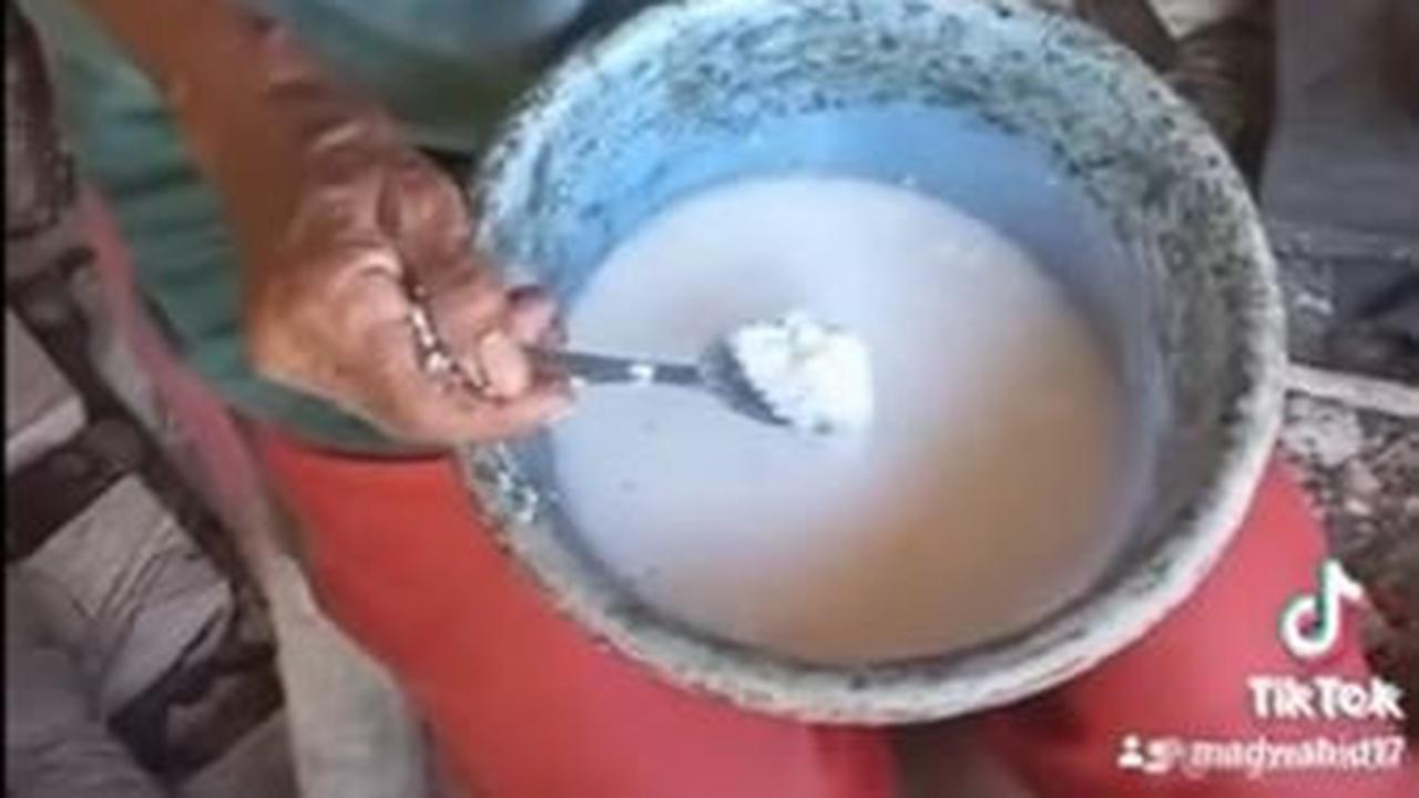 Hidup di bawah garis kemiskinan membuat seorang kakek asal Gorontalo harus rela makan hanya dengan bahan sisa kelapa. Video kakek tersebut sempat viral hingga mendapat banyak sorotan dari warganet.