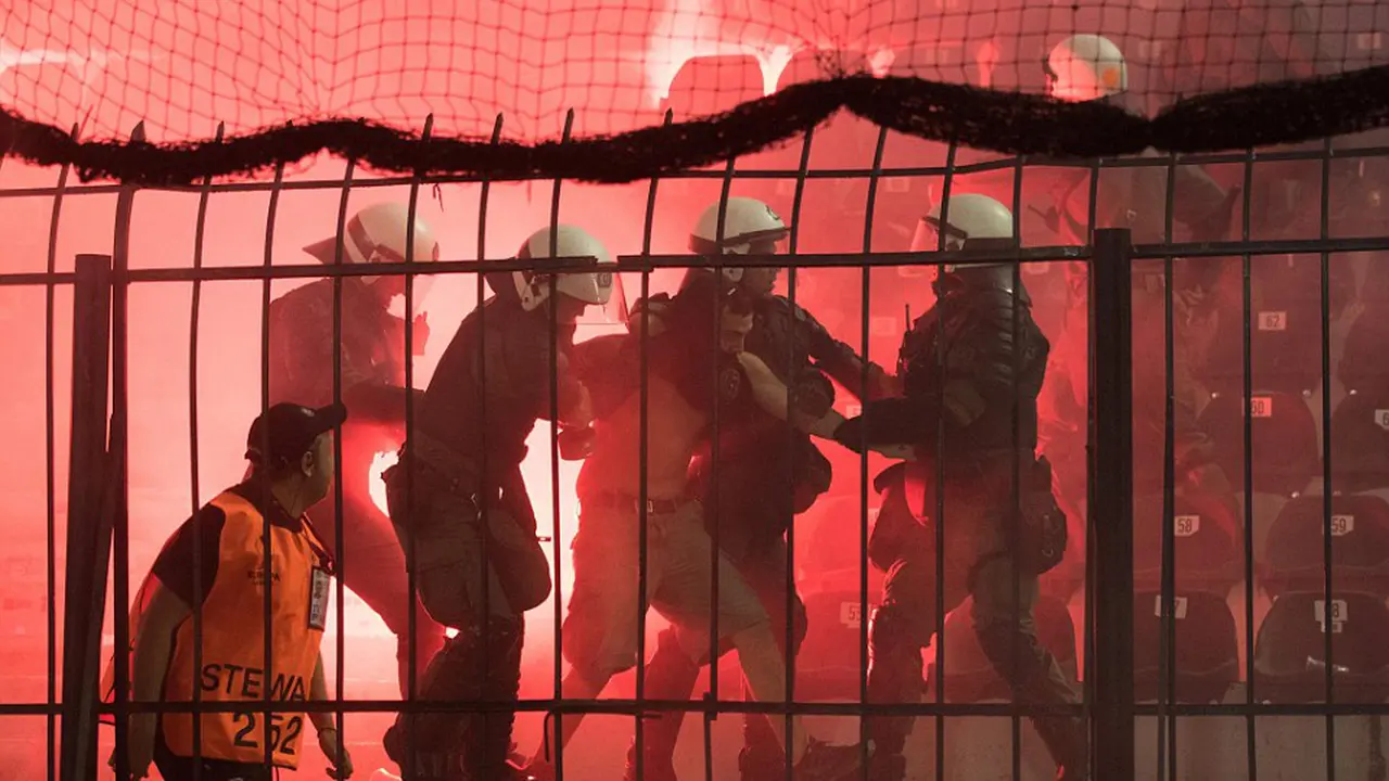 Ditahan Imbang PAOK, Fans Dortmund Bentrok dengan Polisi