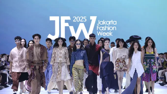 Parade Kain Nusantara di Opening Show Jakarta Fashion Week 2025