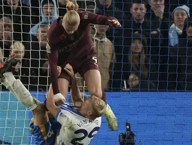 Pemain Manchester City, Erling Haaland (atas) bersitegang dengan pemain Brighton, Paul Van Hecke pada laga lanjutan Liga Inggris 2024/2025 yang berlangsung di American Express Community Stadium, Brighton, Inggris, Minggu (10/11/2024) WIB. (AFP/Glyn Kirk)