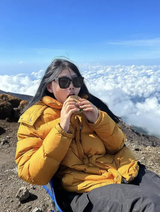 Kacamata hitam dengan frame besar juga menjadi daya tarik pada gayanya yang seru. [Foto: Instagram/ Wendy Walters]