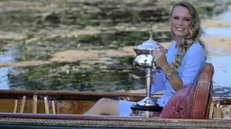 Setelah meraih trofi Australi Terbuka 2018, Caroline Wozniacki menempati peringkat pertama dunia WTA dengan koleksi 7965 poin. (AP/Dita Alangkara)