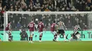 Pemain Newcastle United, Callum Wilson, mencetak gol ke gawang West Ham United pada laga Liga Inggris di London Stadium, Kamis (06/04/2023). (AP Photo/Kirsty Wigglesworth)