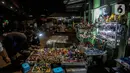 Pembeli mencari mainan di Pasar Loak Kebayoran Lama, Jakarta, Rabu (3/11/2021). Pasar Loak Kebayoran Lama tetep eksis di tengah maraknya situs jual beli online. Barang dagangan yang dijual mulai dari pakaian, tas, aksesori hingga elektronik. (Liputan6.com/Johan Tallo)