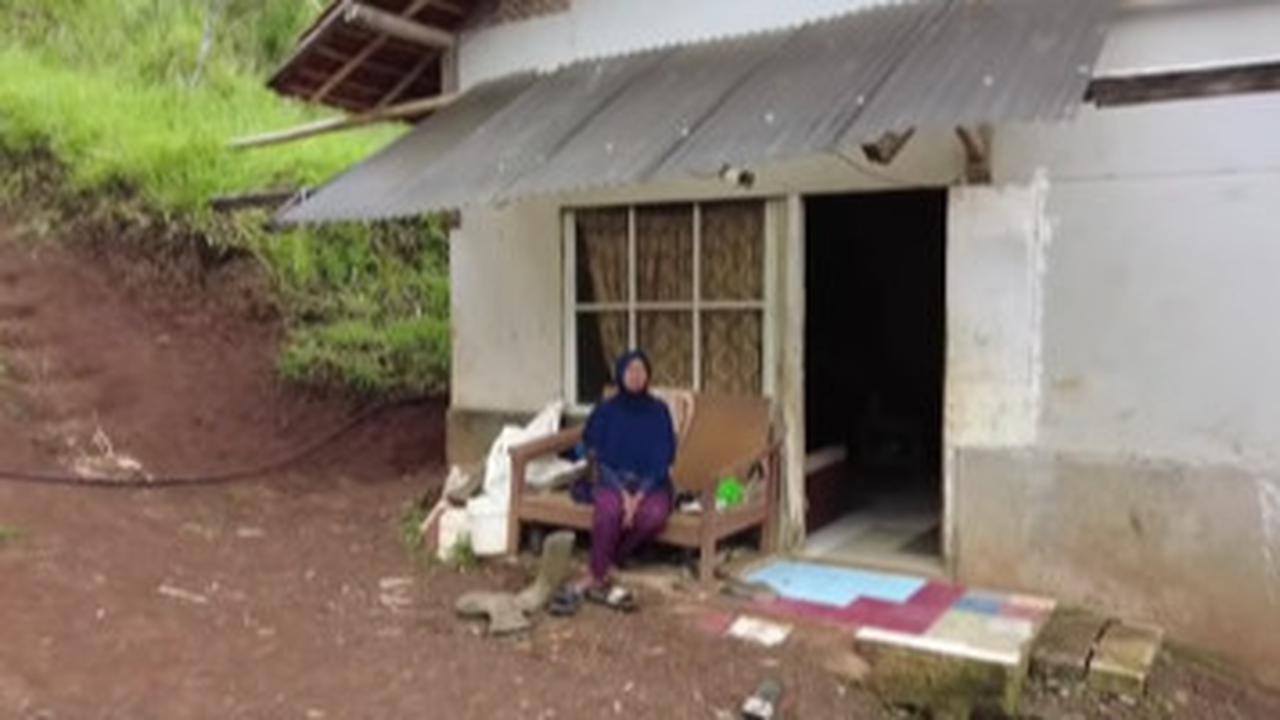 Miris Tidak Jauh dari Pusat Kota, Lima Keluarga Ini Mandi Pakai Air Hujan