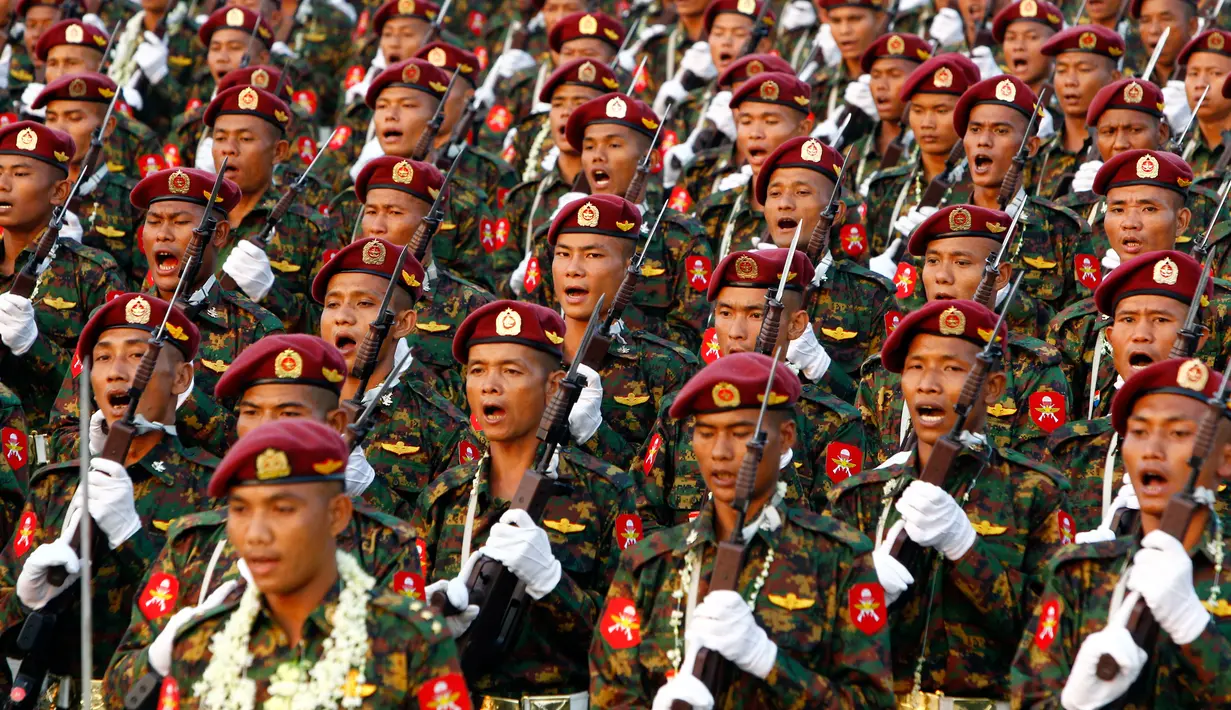 Perwira militer Myanmar berdiri di barisan selama parade untuk memperingati Hari Angkatan Bersenjata ke-73 di Naypyitaw, Selasa (27/3). Ribuan angkatan bersenjata Myanmar yang dikenal sebagai Tatmadaw mengikuti parade ini. (AP Photo/Aung Shine Oo)