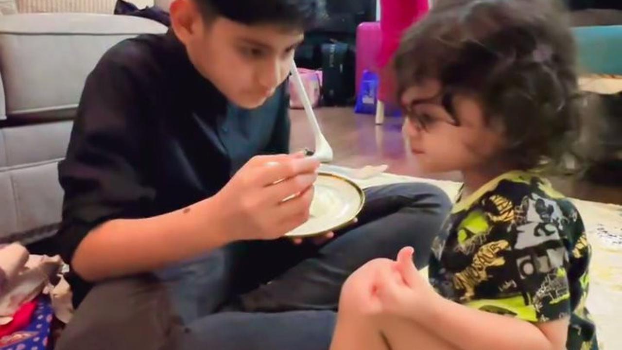 7 Potret King Faaz Anak Fairuz A Rafiq Momong Sang Adik, Disuapi dengan Hati-Hati - Diperlakukan Penuh Kasih