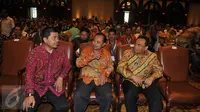 Ketua KPU RI Juri Ardiantoro (kiri) berbincang saat mengikuti Konsolidasi Akbar Penyelenggara Pemilihan Gubernur dan Wakil Gubernur DKI Jakarta 2017 di Hotel Bidakara, Jakarta, Sabtu (30/7). (Liputan6.com/Gempur M Surya)