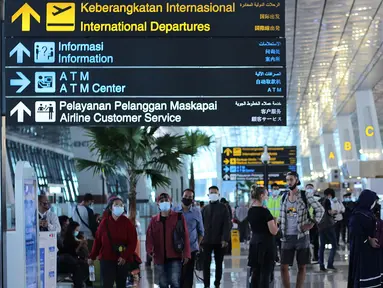 Calon penumpang beraktivitas di Terminal 3 Bandara Soekarno Hatta, Tangerang, Banten, Jumat (18/12/2020). PT Angkasa Pura II (Persero) atau AP II memprediksi lalu lintas sebanyak 2,1 juta penumpang pada periode angkutan Natal dan Tahun Baru 2021. (Liputan6.com/Angga Yuniar)