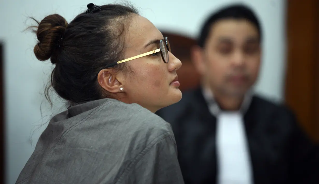 Artis Nadine Chandrawinata menjadi salah satu saksi dalam sidang kasus Gatot Brajamusti. Nadine memberikan kesaksikan terkait senjata api ilegal yang dimiliki oleh Aa Gatot. (Nurwahyunan/Bintang.com)