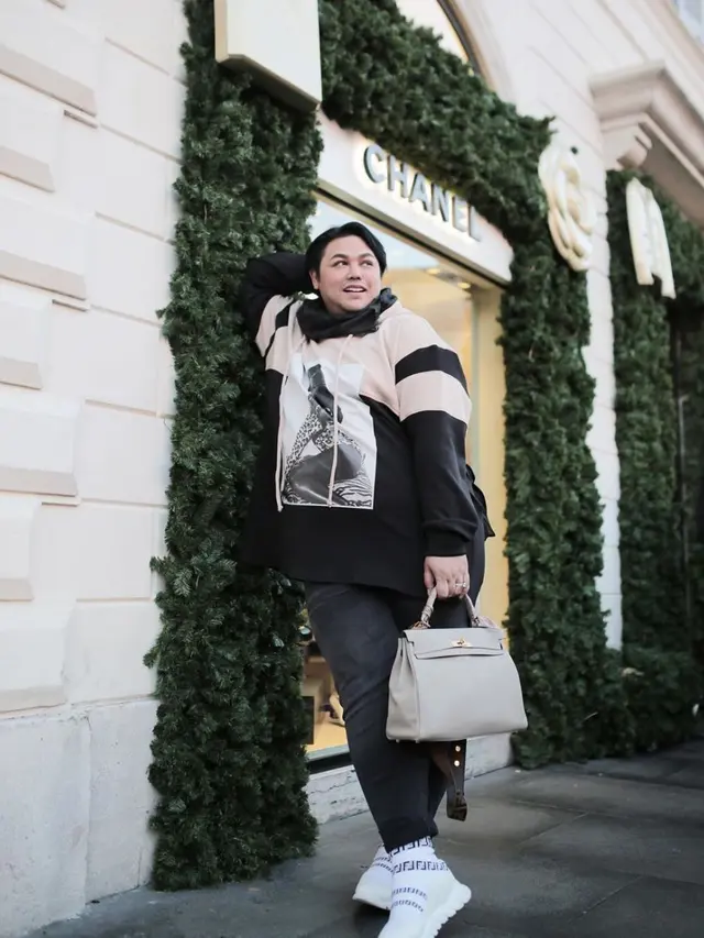 Potret Ivan Gunawan saat Liburan di Eropa, Stylish Bak Model
