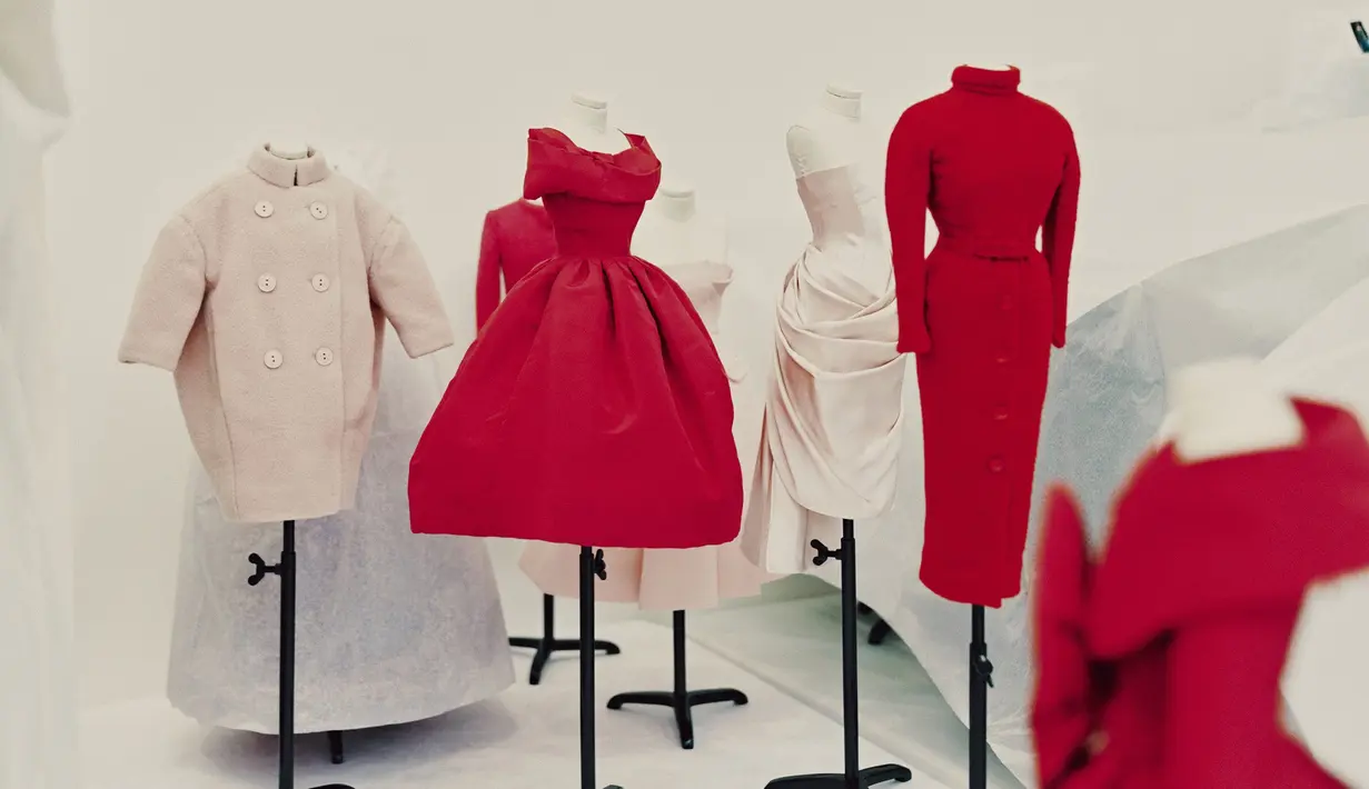Menghadirkan koleksi couture legendaris dan karya seni lintas generasi, malam pembukaan pameran ini makin berkilau dengan kehadiran para bintang termasuk Jisoo BLACKPINK yang tampil manglingi. [Foto: @pierre__mouton/@dior].