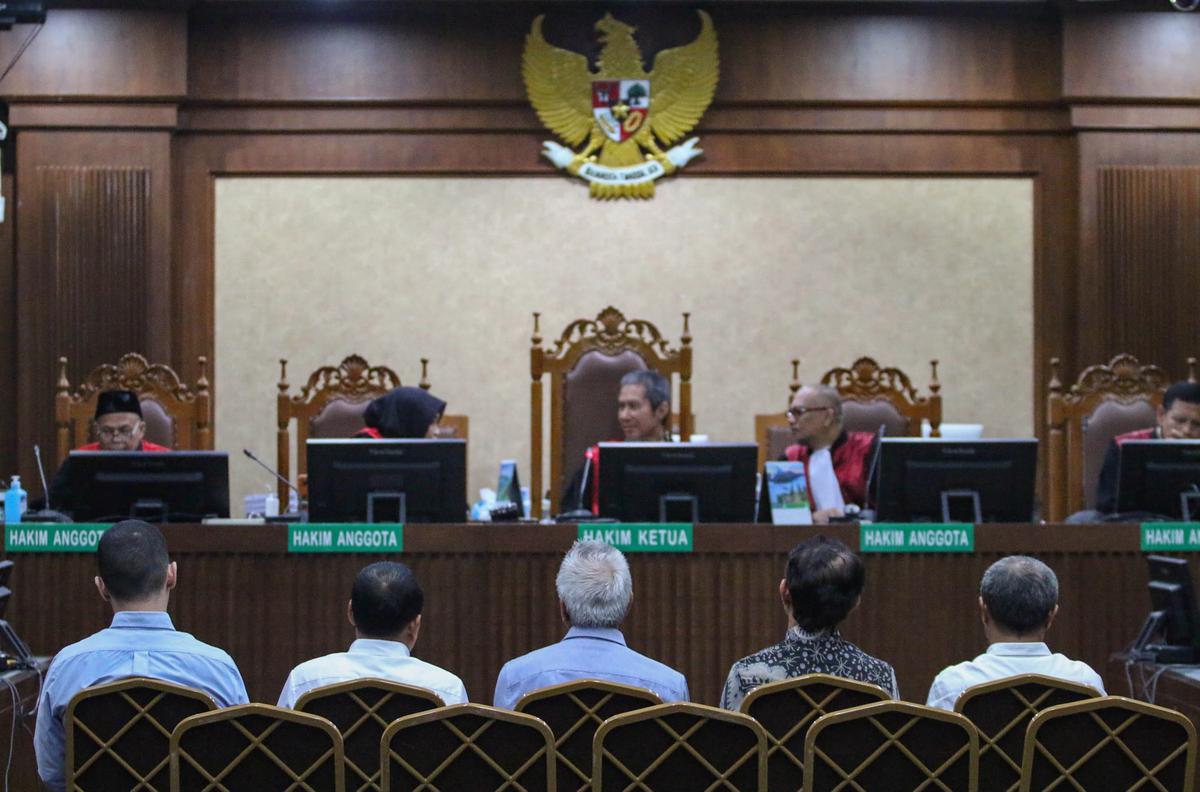 FOTO: Terdakwa Korupsi Tata Kelola Minyak Dituntut Enam hingga Dua Belas Tahun Penjara