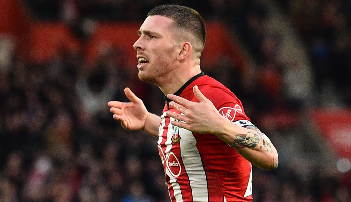 Pierre-Emile Hojbjerg dipercaya mengenakan ban kapten Southampton menjelang akhir musim 2018/2019. Namun belum genap setahun, ia memberikan pernyataan yang membuat jabatannya tersebut dicopot. Hojbjerg mengungkapkan ingin pindah ke klub dengan level yang lebih tinggi. (AFP/Glyn Kirk)