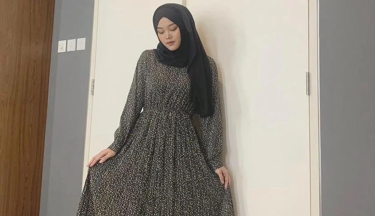Kenakan dress model A-Line, outfit Putri Delina kali ini membuat penampilannya semakin terlihat langsing. (Instagram/putridelinaa).