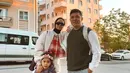 Bersama keluarga kecilnya, Haykal Kamil dan Tantri Namirah pun tampil stylish. Ibu satu anak ini selalu tampil keren dengan gaya hijabnya. Begitu pula dengan putrinya yang kini tumbuh makin besar, saat putrinya ini terlihat makin menggemaskan saat memakai bando lucu. (Liputan6.com/IG/@haykalkamil)