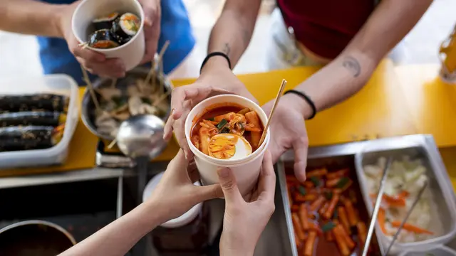 Tips Local Traveling di Negeri Orang (photo by freepik.com)