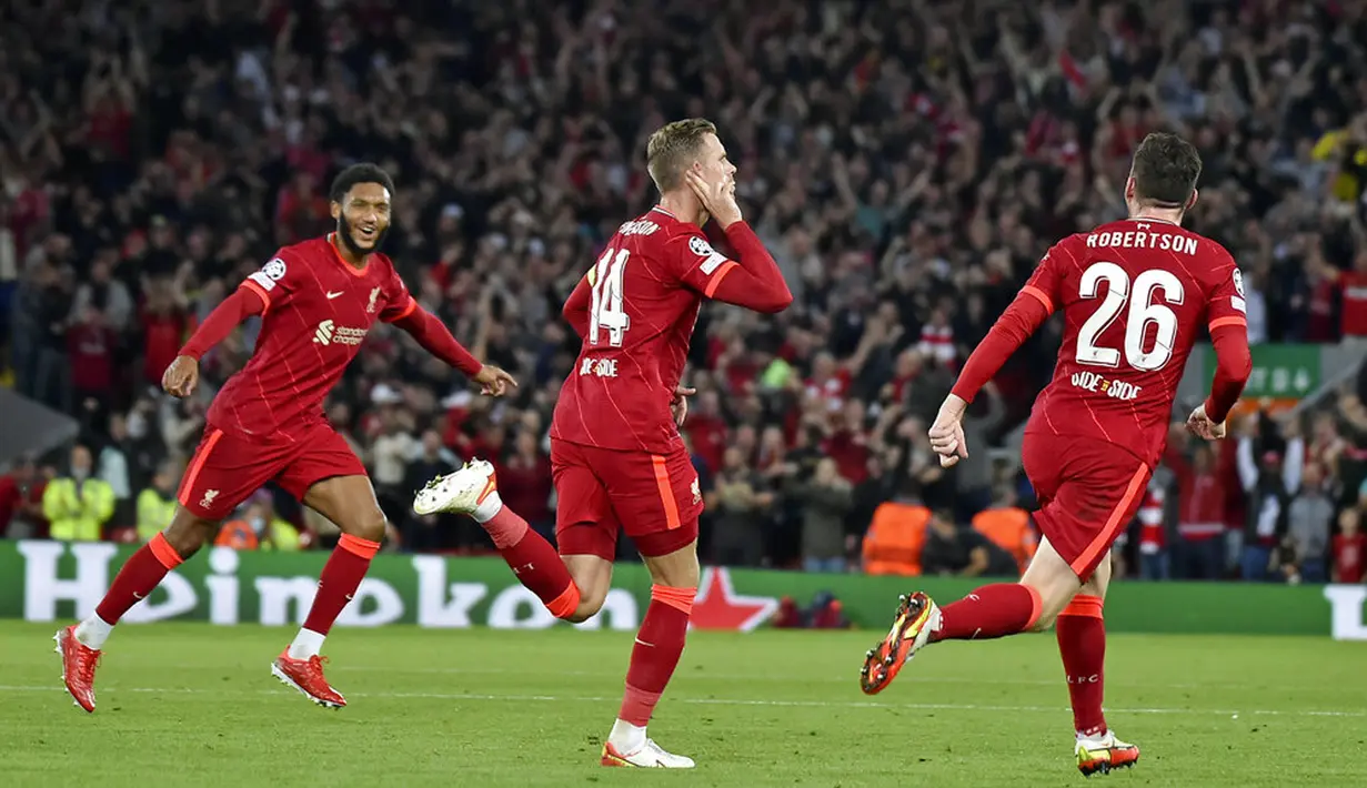 Pemain Liverpool Jordan Henderson (tengah) melakukan selebrasi usai mencetak gol ke gawang AC Milan pada pertandingan Grup B Liga Champions di Anfield, Liverpool, Inggris, Rabu (15/9/2021). Liverpool menang 3-2. (AP Photo/Rui Vieira)