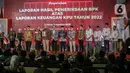 <p>Anggota I BPK Nyoman Adhi Suryadnyana (keempat kiri) dan Ketua KPU Hasyim Asy'ari (kelima kiri) foto bersama jajaran terkait saat penyerahan Laporan Hasil Pemeriksaan BPK Atas Laporan Keuangan KPU Tahun 2022. (Liputan6.com/Faizal Fanani)</p>