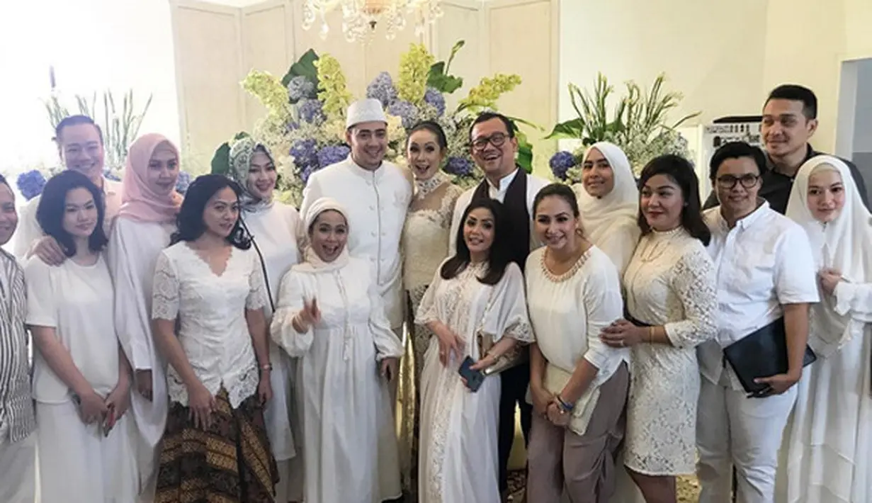 "Ananda Muhammad Hendrayanto bin haji Muhammad Janto. Saya nikahkan dan saya kawinkan ananda dengan anak kandung saya yang bernama Elly Ocktarani dengan mahar sebesar 5 juta rupiah, cincin emas seberat 7,5 gram dan seperangkat alat salat,"ucap ayah Kalina