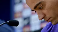 Xavi Hernandez tundukkan kepala saat ucapkan perpisahan (JOSEP LAGO / AFP)