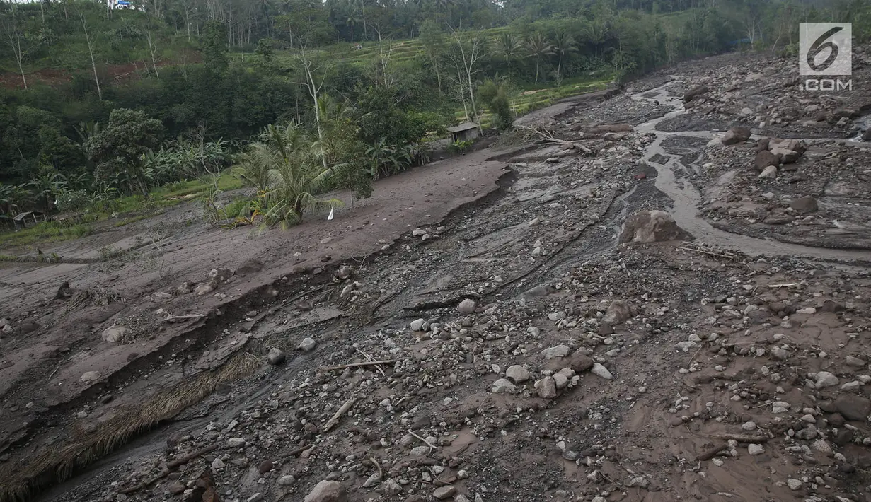 Bebatuan yang terbawa lahar dingin hasil erupsi Gunung Agung menutupi sawah dan Sungai Yeh Sah di desa Rendang, Karangasem, Bali, Rabu (6/12). Air bercampur lumpur melahap seluruh lahan pertanian di sekitar sungai. (Liputan6.com/Immanuel Antonius)