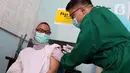 Vaksinator menyuntikkan vaksin COVID-19 kepada tenaga kesehatan yang bertugas di Puskesmas Jurang Mangu, Tangerang Selatan, Jumat (15/1/2021). Program vaksinasi COVID-19 tahap pertama kepada tenaga kesehatan mulai dilakukan di berbagai daerah di Indonesia. (Liputan6.com/Angga Yuniar)