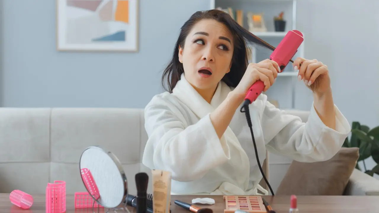 Tips Menata Gaya Rambut Tahan Lama untuk ke Kantor agar Tetap Rapi Seharian [Dok/freepik.com]
