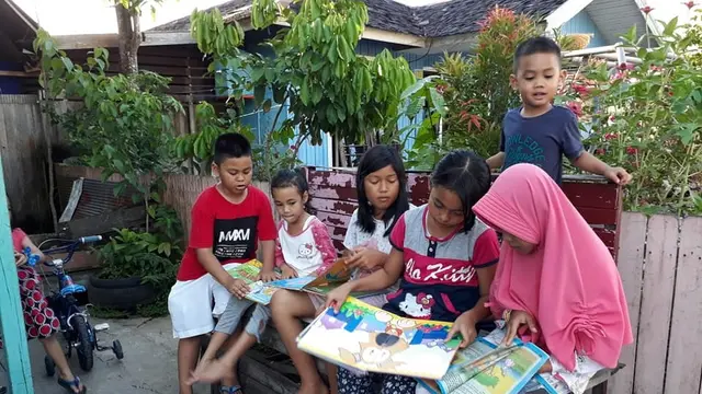 Anak-anak membaca buku gerobak baca