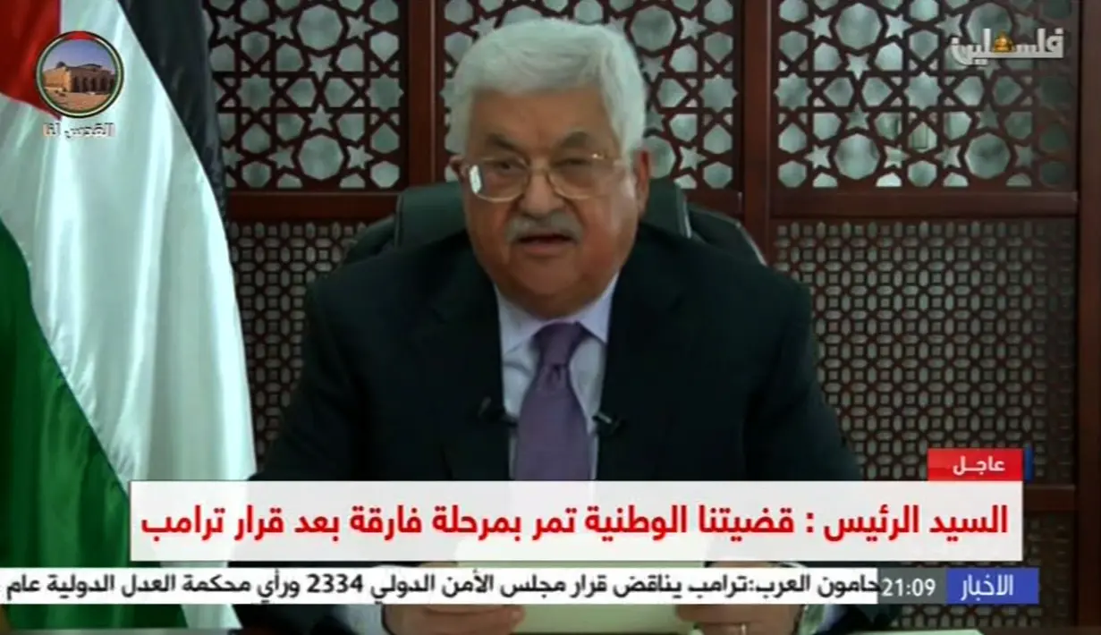 Sebuah gambar yang diambil dari acara TV Palestina, Presiden Palestina Mahmoud Abbas memberikan pidato di televisi terkait langkah Donald Trump yang memindahkan Yerusalem sebagai ibukota Israel (6/12). (AFP Photo)