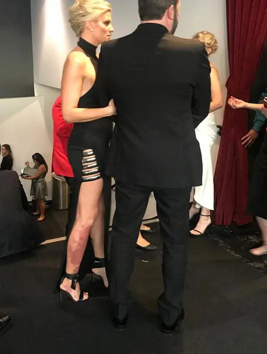 Ben, hadir dengan setelan jas berwarna hitam terlihat sangat tampan ketika tertangkap kamera berjalan bersama Lindsay Shookus yang mengenakan gaun hitam yang belahannya hingga bagian paha dan berpotongan halter neck. (Doc: E!News)