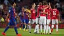Para pemain Alaves merayakan kemenangan atas Barcelona. Gol kemenangan Alaves dicetak oleh Deyverson dan Ibai Gomez, sementara gol tunggal Barca diciptakan oleh Jeremy Mathieu. (Reuters/Albert Gea)