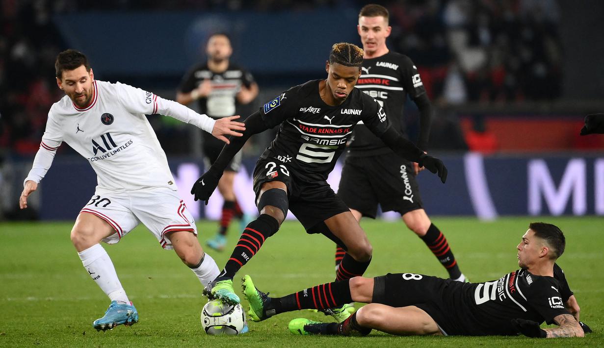 Duel di Parc des Princes berlangsung sengit sejak dimulainya babak pertama. Tanpa Neymar, lini depan PSG diisi oleh Lionel Messi, Kylian Mbappe, dan juga ditemani oleh pemain muda, Xavi Simmons. (AFP/Franck Fife)