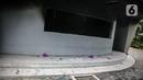 Kondisi Pos Polisi Subsektor Pejompongan pasca dibakar pihak tak dikenal usai aksi berujung ricuh di depan Gedung DPR/MPR RI, Jakarta, Selasa (12/4/2022). Pospol tersebut dibakar tepat setelah ada bentrokan yang melibatkan pihak kepolisian di sekitar lokasi kejadian. (Liputan6.com/Faizal Fanani)