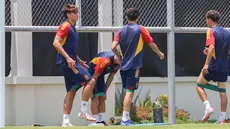 Ekspresi pemain Timnas Spanyol U-17, Marc Guiu (kiri), saat melakukan peregangan otot bersama rekannya dalam menjalani latihan kedua yang berlangsung di Lapangan Sriwaru, Kecamatan Laweyan, Kota Solo, Rabu (8/11/2023). (Bola.com/Radifa Arsa)