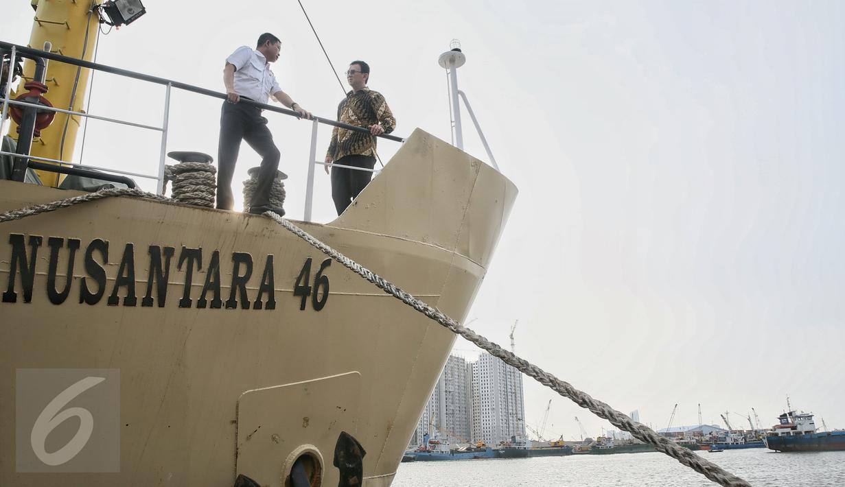 Gubernur DKI Jakarta, Basuki Tjahja Purnama dan Menteri Perhubungan, Ignasius Jonan berbincang diatas Kapal Sabuk Nusantara 46 di Pelabuhan Sunda Kelapa, Jakarta Utara, Kamis (28/1). (Liputan6.com/Faizal Fanani)