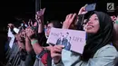 Ribuan penonton menyaksikan konser Westlife bertajuk "Twenty Tour" di Kuil Sam Poo Kong, Semarang, Jawa Tengah (1/9/2019). Boyband asal Irlandia ini tampil di hadapan 6 ribu lebih penggemarnya, di Kota Lumpia. (Fimela.com/Bambang E.Ros)