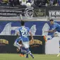 Bek Persib Bandung, Bojan Malisic, menendang bola saat melawan Persiwa Wamena pada laga Piala Indonesia di Stadion Si Jalak Harupat, Bandung, Senin (11/2). Persib menang 7-0 atas Persiwa. (Bola.com/M Iqbal Ichsan)